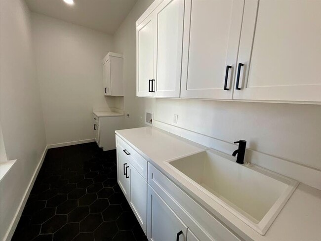 Building Photo - 12016 Savannah Ave