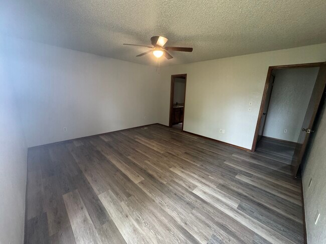 Building Photo - 325 E Parkland Dr