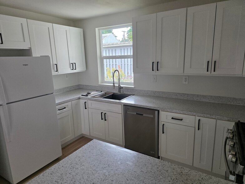 Building Photo - 1340 SW Hayter St