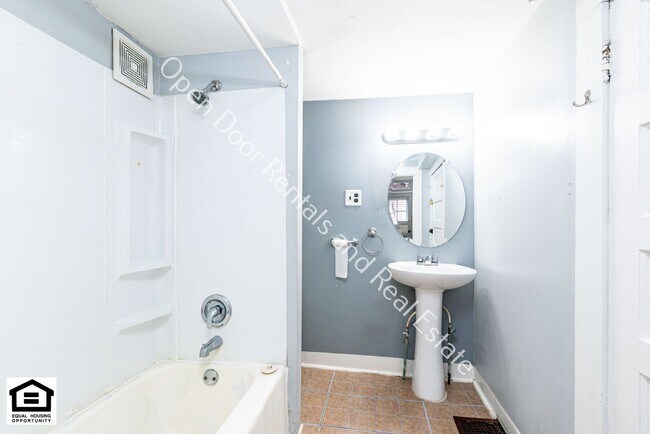 Building Photo - 928 Putnam St