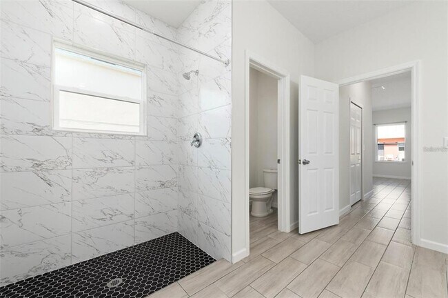 Building Photo - 719 Martin Ln