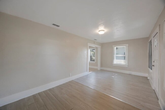 Building Photo - Spacious 2bdrm/1bath home with detached ga...
