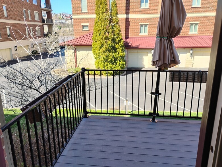 Building Photo - 323 Eden Ave