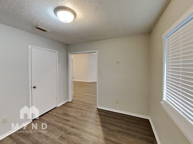 Building Photo - 4903 Pecan Estates