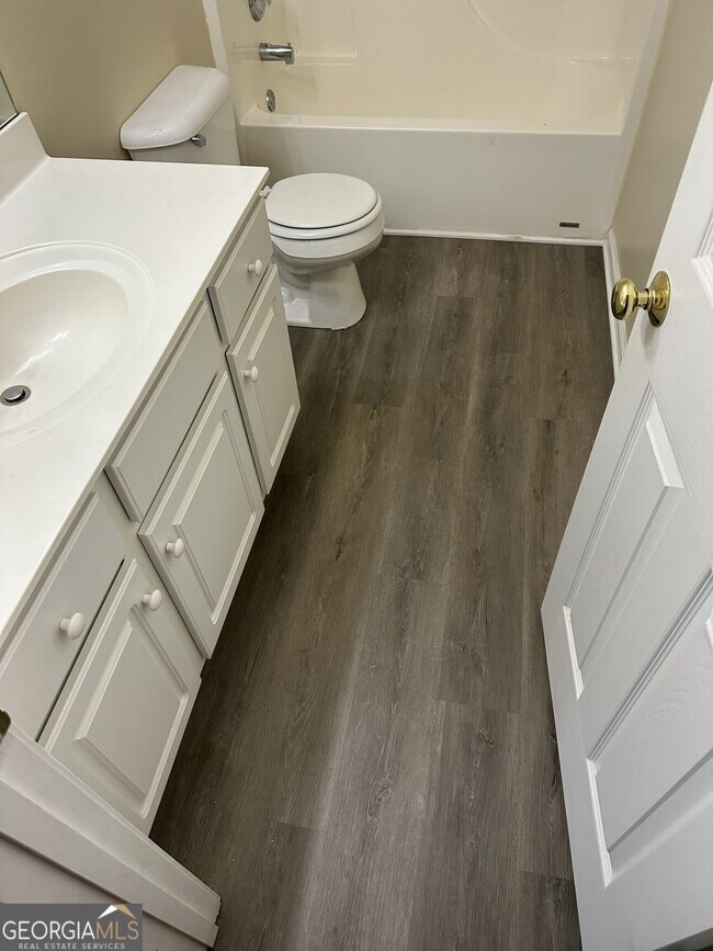 Building Photo - 515 Edgewater Way