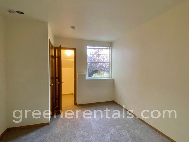 Building Photo - 3BR 2BA Townhouse Located off Steilacoom Rd