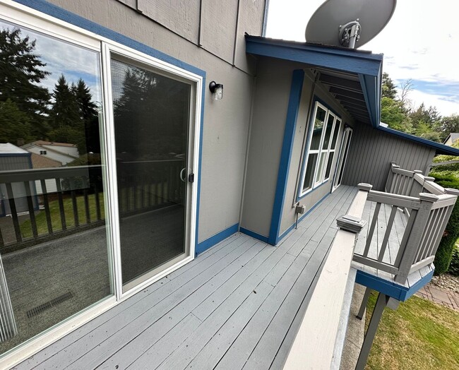 Building Photo - Beautiful well Maintained Duplex for rent
