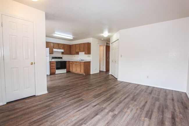 Building Photo - 8460 E Lakeshore Dr
