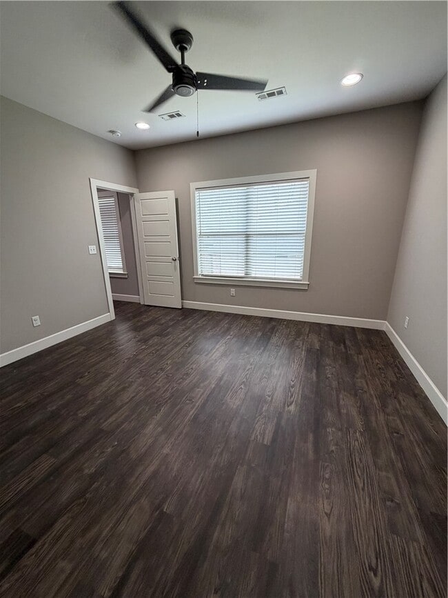 Building Photo - 2055 E Peppervine Dr