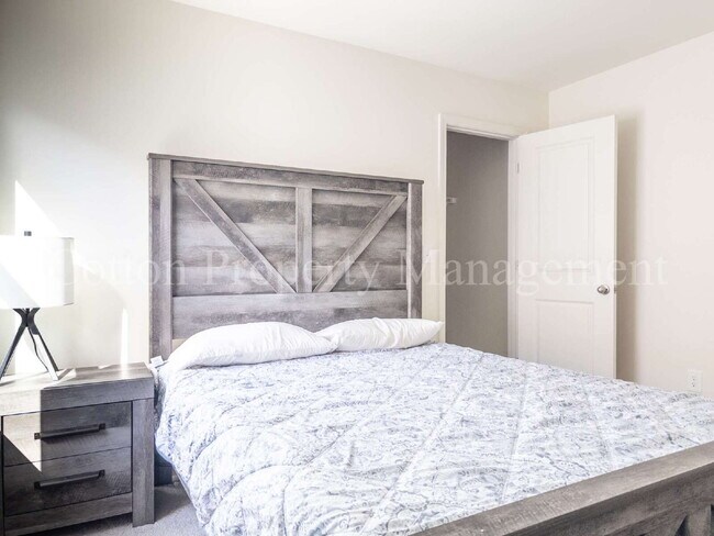 Building Photo - 3083 Day Dream Ln