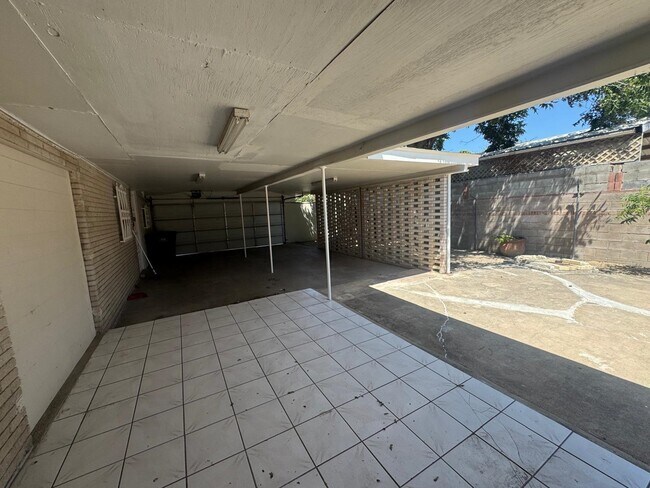 Building Photo - 302 Huisache Dr