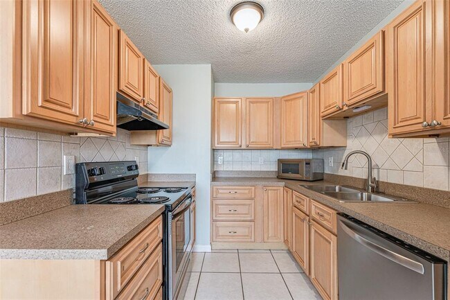 Building Photo - 5010 Larch Ln