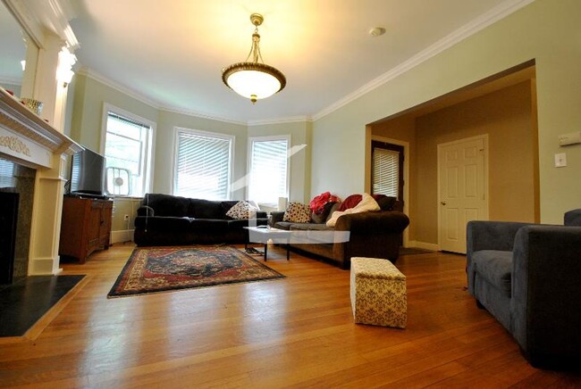 Building Photo - Large 3 bed in Brookline