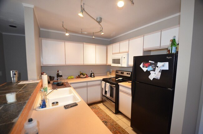 Building Photo - HEAT INCLUDED! Summer Only Rental!  Move in special!