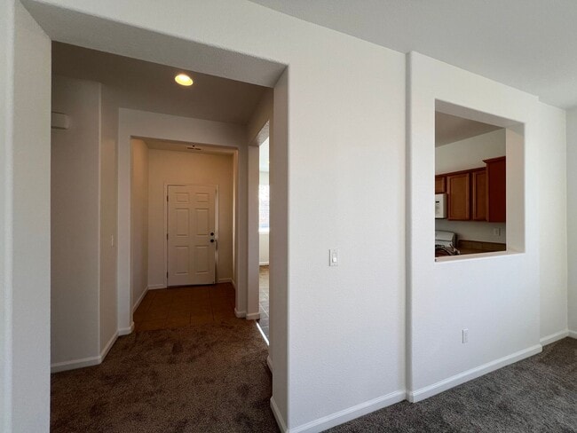 Building Photo - Single-level 3 bedroom, 2-bathroom home in Dayton, NV