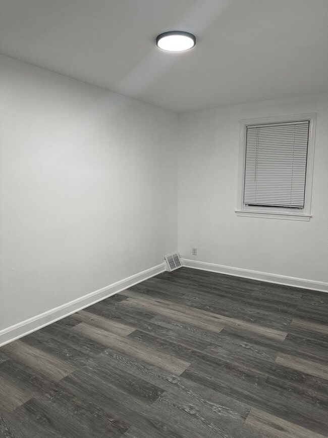 Building Photo - Spacious Home Available for Rent! Newly Re...