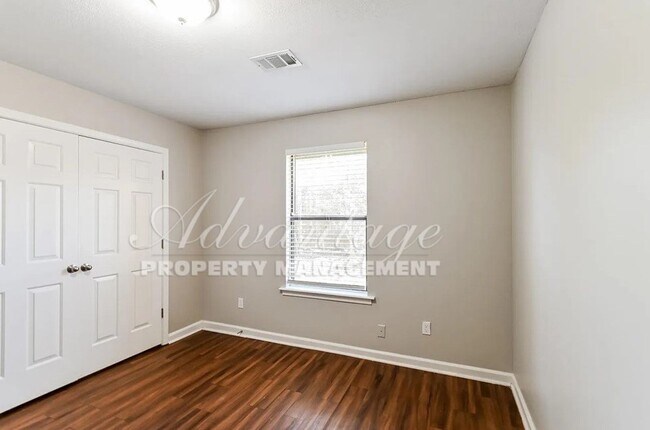 Building Photo - Gorgeous 3 bedroom 2 bathroom home in West...