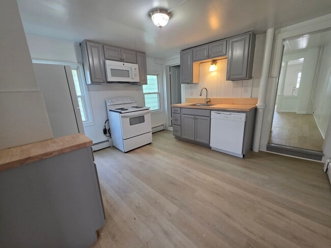 Building Photo - Beautiful Waterside 3 bedroom Single-Family Home - Catskill, NY