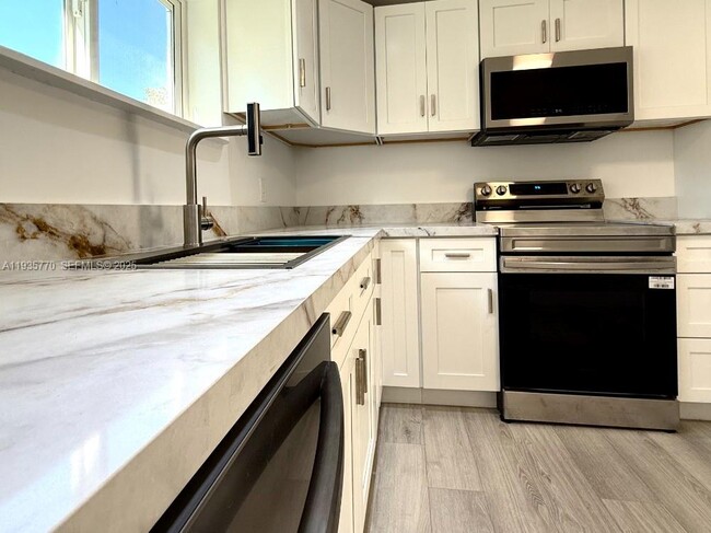 Building Photo - 716 NE 7th St