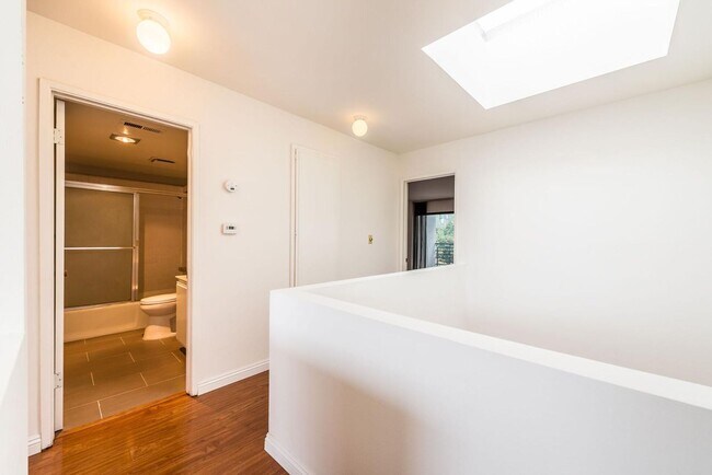 Building Photo - Modern Style 3 Bed / 3 Bath Townhouse + Bonus Room in North Alhambra!