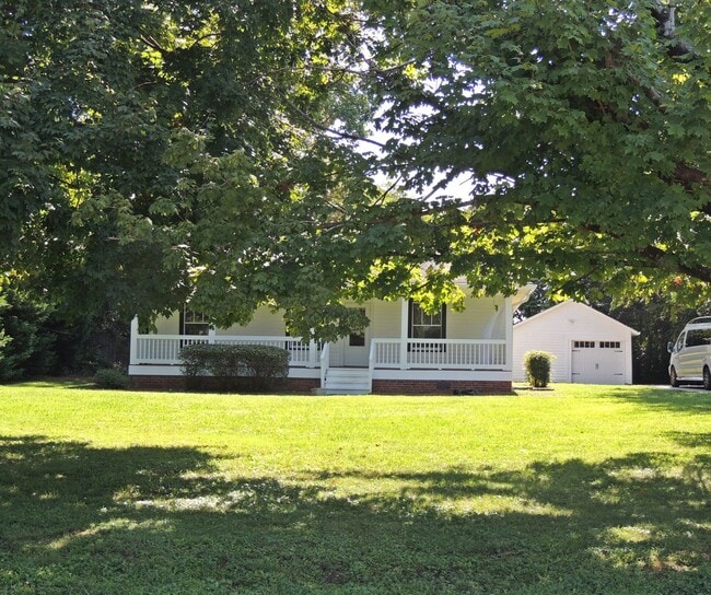 Building Photo - You need to see this beautiful home in Maryville City