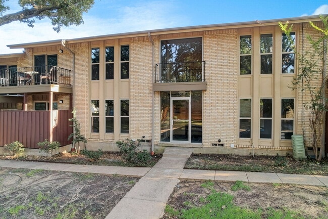 Building Photo - 5814 Sandhurst Ln