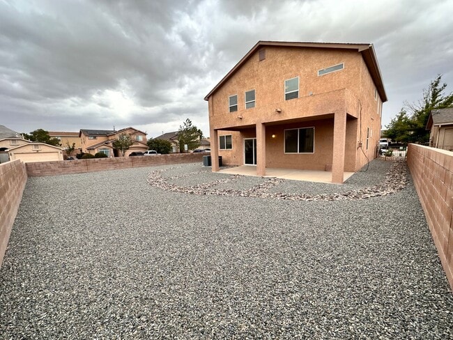 Building Photo - Stunning 2 story 2575 sq ft home- New Carpet