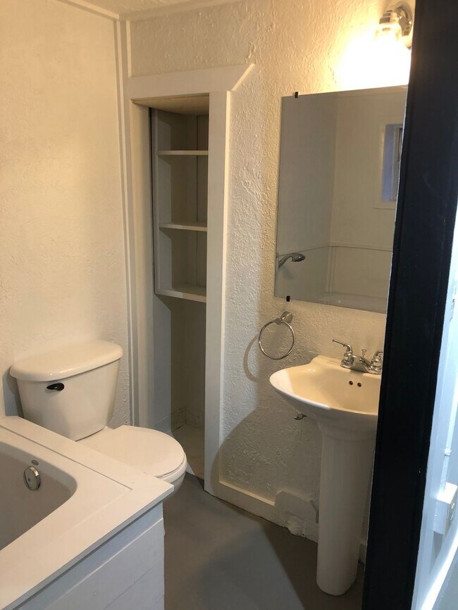 Building Photo - 1718 E Avenue B