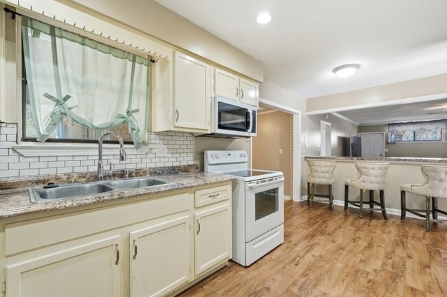 Building Photo - 2222 Bacon Park Dr