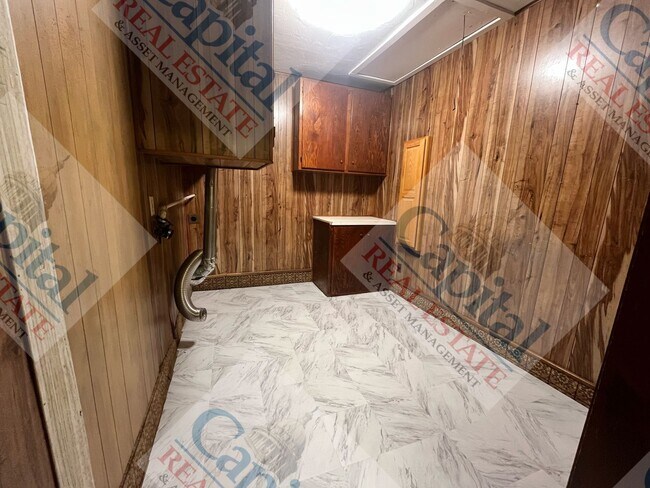 Building Photo - Spacious 3 Bedroom W/ Bonus Room