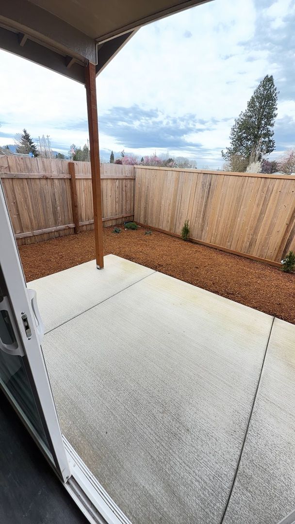 Building Photo - Chernishoff Seven Oak Luxury Duplex