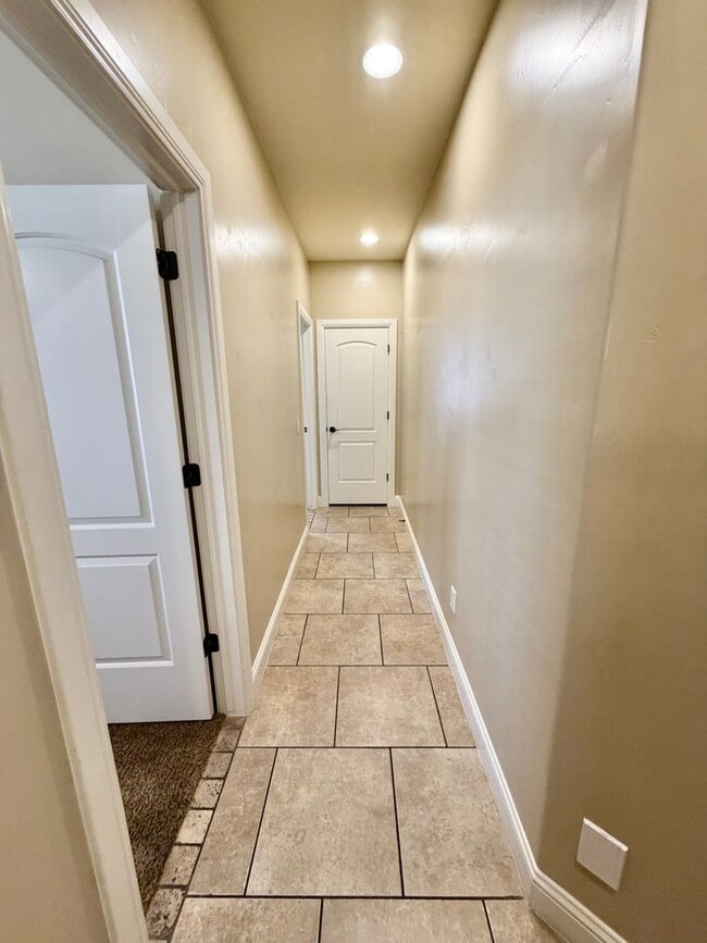 Building Photo - Beautiful 4 bed 2.5 bath Home!