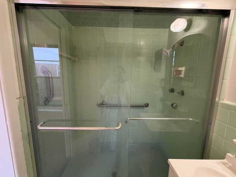 Master shower - 1848 Swan Dr