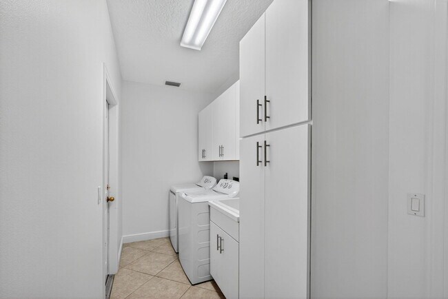 Building Photo - 8401 SE Ketch Ct