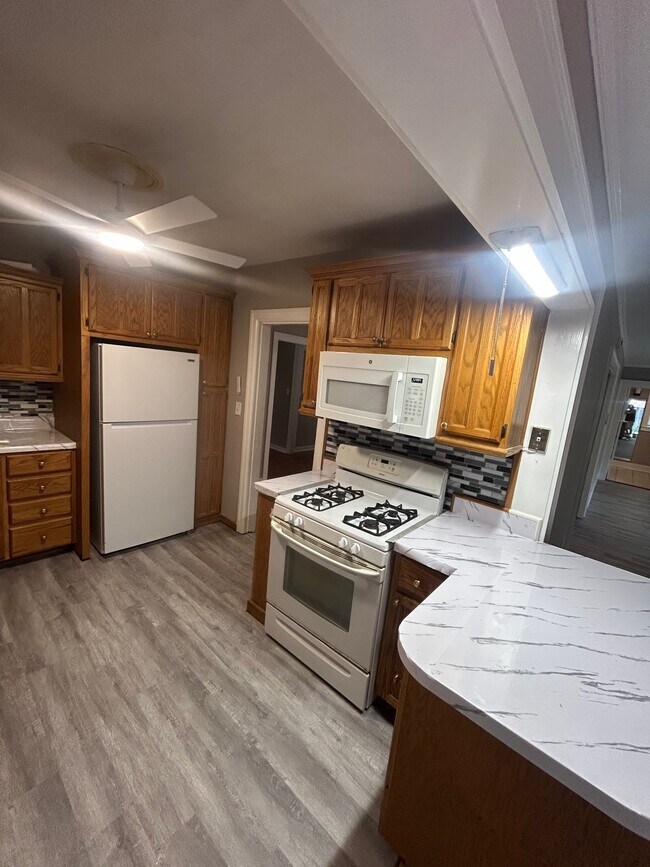 Building Photo - 13 Brantwood Dr
