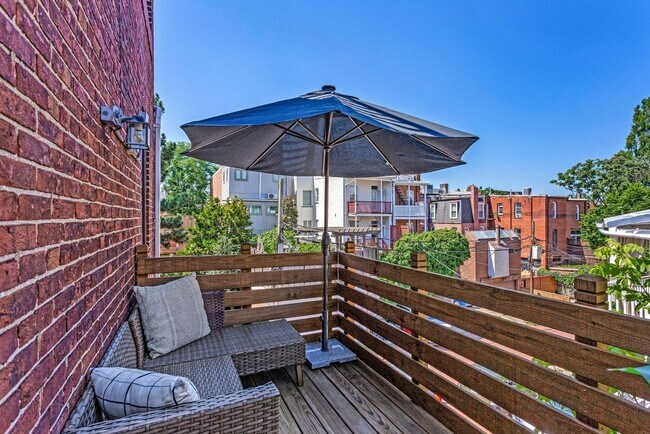 Building Photo - Kalorama Apartment – Renovated One-Bedroom with Private Balcony
