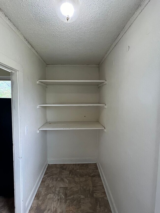 Building Photo - 2 Bed 1 Bath Single Family Home