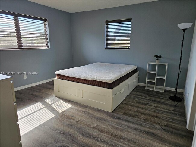 Building Photo - 2491 SW 82nd Ave