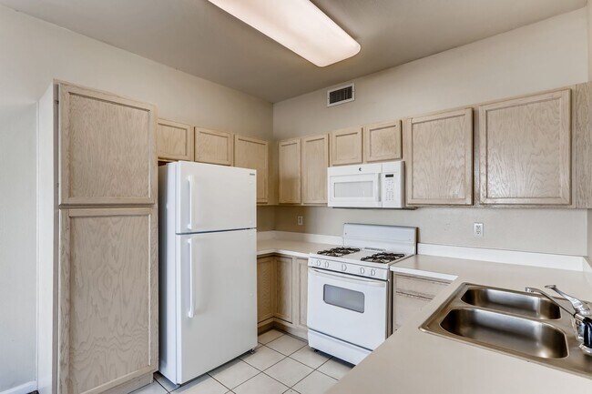 Building Photo - SW Littleton 3BR / 2BA Ground-Level Condo with Park Views!