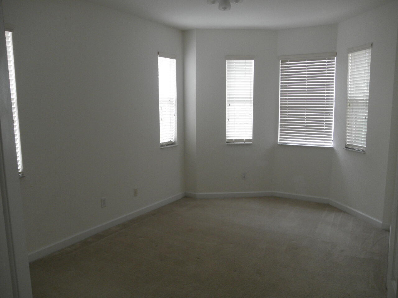 Building Photo - 2147 Shoma Dr