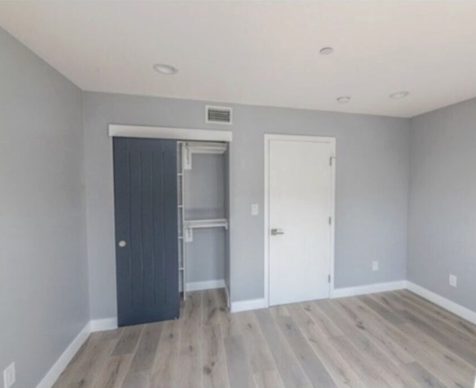 Building Photo - 1120 1/2 N Heliotrope Dr