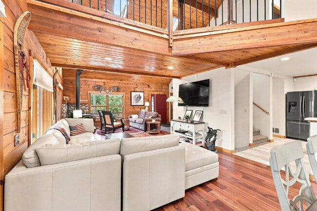 Building Photo - 3-Story, 5 bedroom, 3 bathroom in Harrison