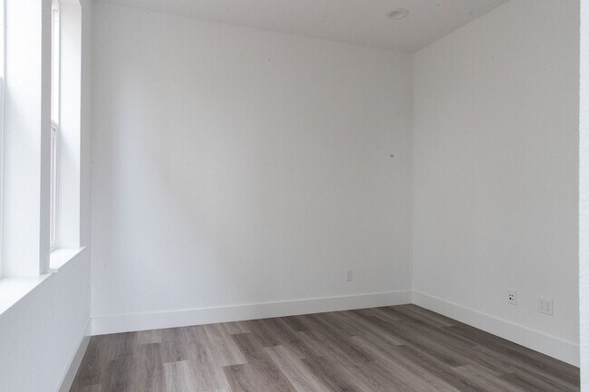 Building Photo - Home is occupied and not able to be shown ...