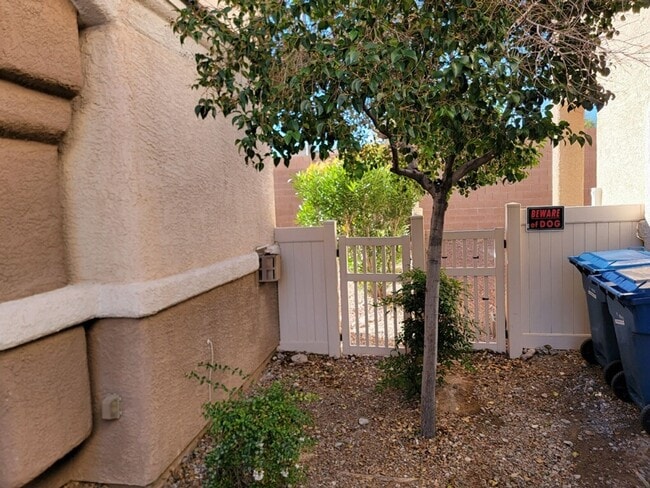 Building Photo - 3 Bedroom Townhouse with a backyard