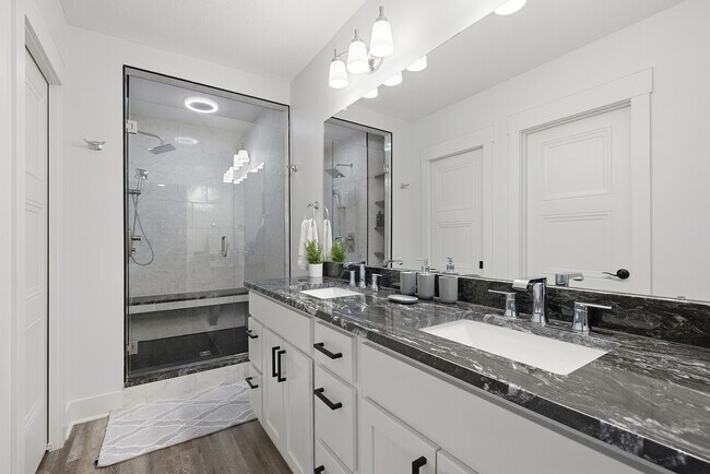 Building Photo - 127 E 8th Ave