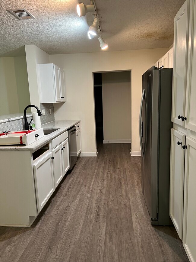 Building Photo - 302 Harts Cove Way