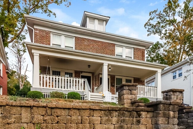 Building Photo - Beautiful Two Story Duplex in Historic Dilworth!