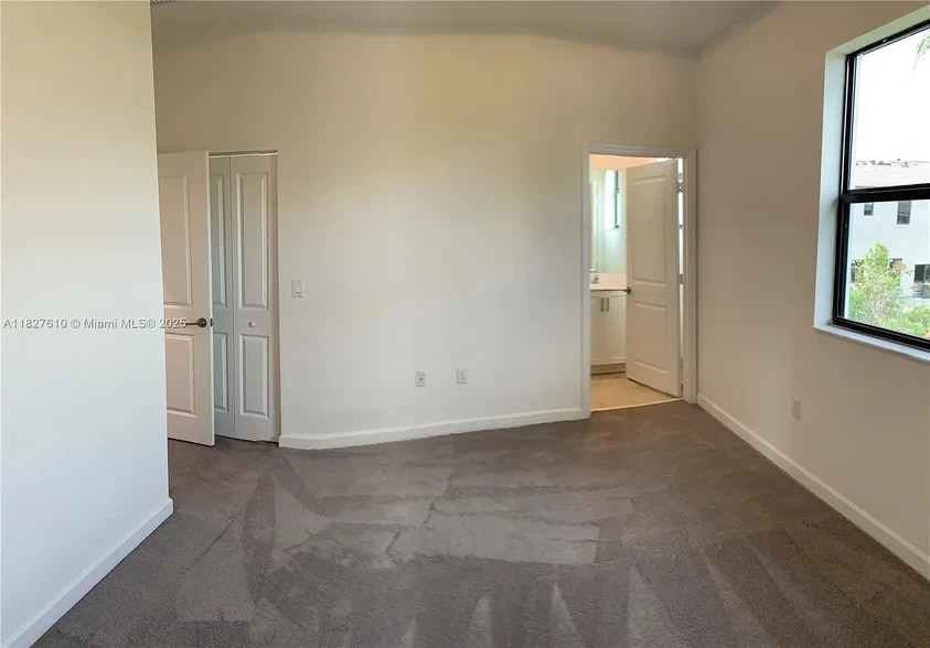 Building Photo - 303 NE 208th Ter