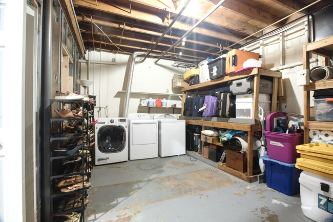 Building Photo - 232 Oakville Ave