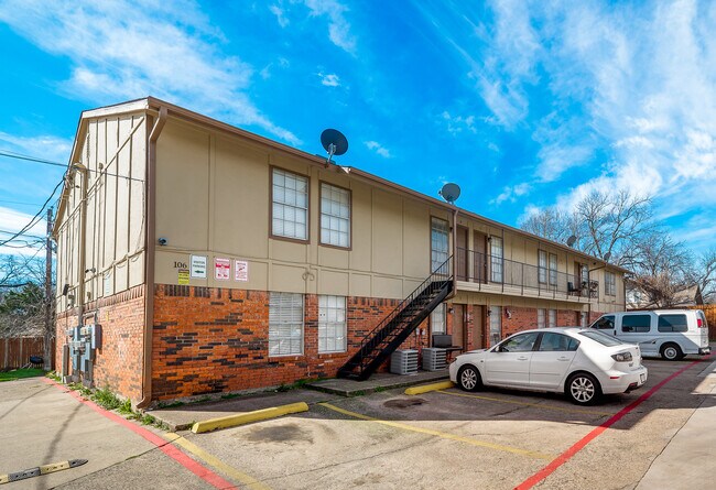 Building Photo - 106 E Cedar St